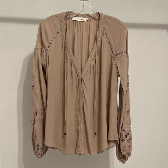 ASTR the Label Taupe 100% Viscose Long Sleeve Blouse‎ Size Medium Pre-Owned - Picture 1 of 8